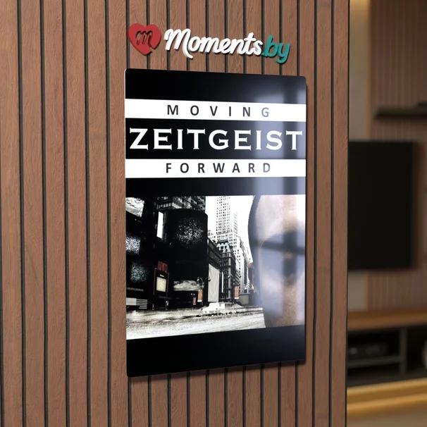 Черно-белая афиша документального фильма Zeitgeist Moving Forward с лицом человека на фоне Таймс-сквер. — картина на металле в современном интерьере