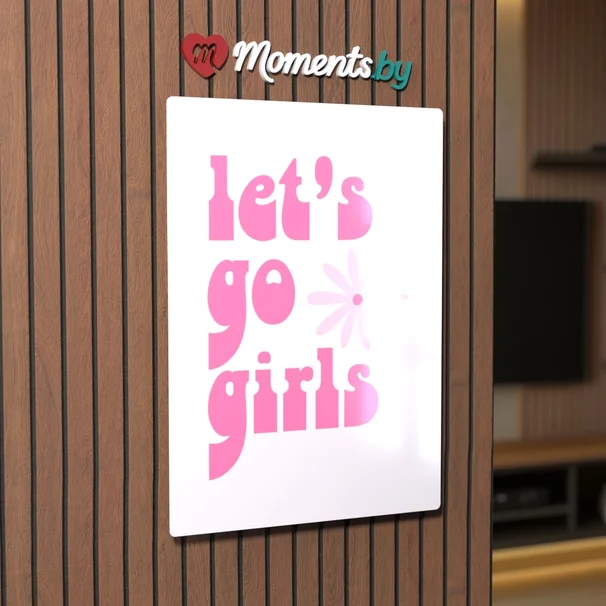 Текст Let's go girls розовым шрифтом в стиле ретро с декоративным цветком на светлом фоне — картина на металле в современном интерьере